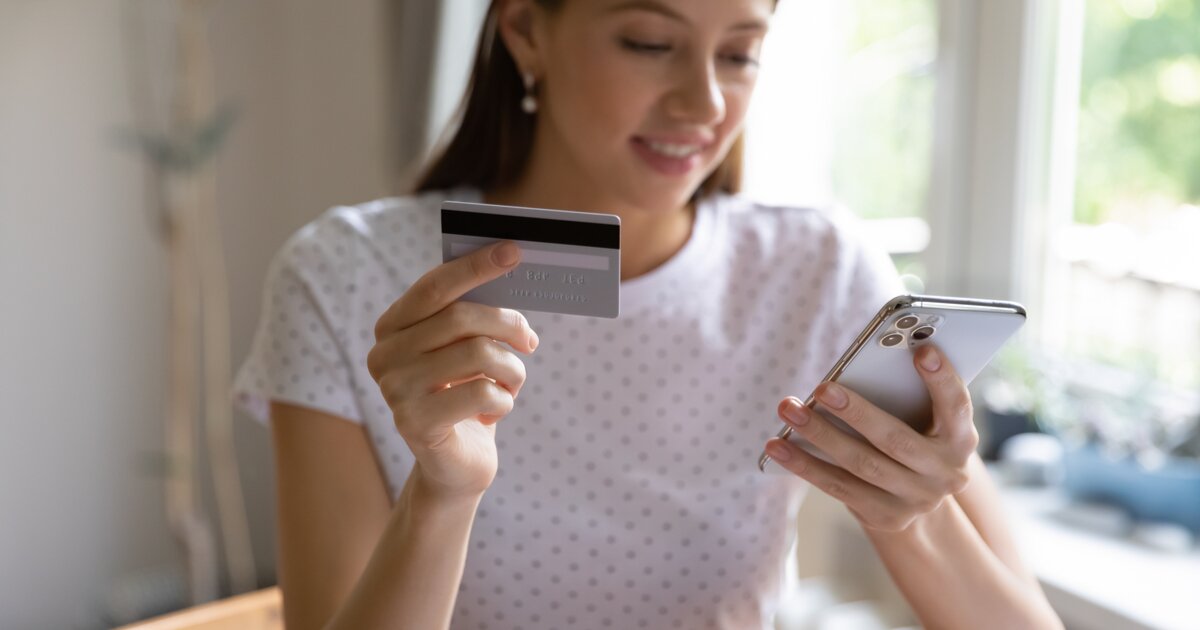 Why you should give your teenager a credit card | LowestRates.ca