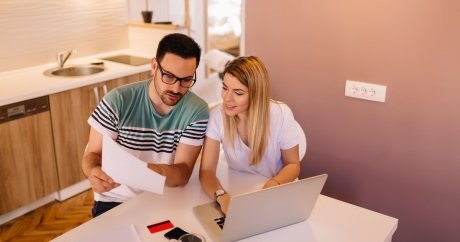 Debt is at a record high, but Canadians having no trouble paying credit cards off