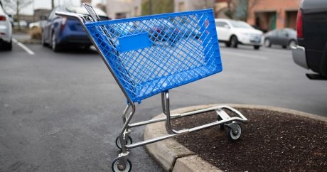 Worst consumer spending in a decade might give Bank of Canada pause on rates